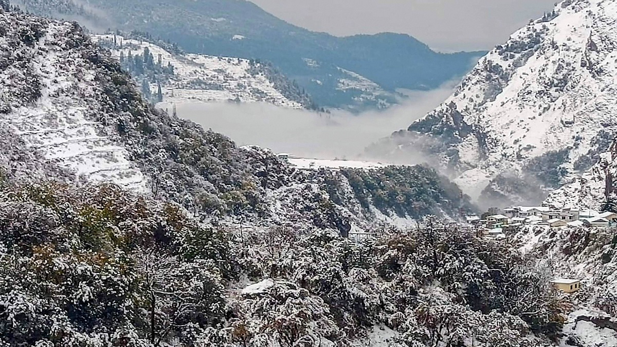 Snowfall returns to Kashmir after 2monthlong dry spell WATCH India TV