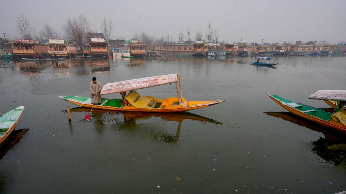 J-K: Shikara makes way through thin ice sheet on Dal Lake as Srinagar records coldest night of season | WATCH