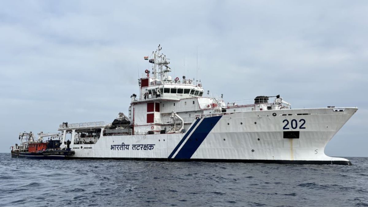 DVIDS - Images - Coast Guard medevacs man from fishing vessel Kari