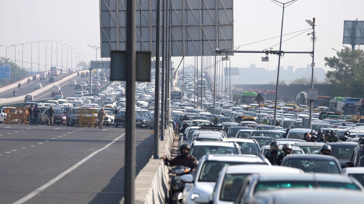 'Delhi Chalo' call: Massive traffic jam after police halt farmers' march in Noida | VIDEO