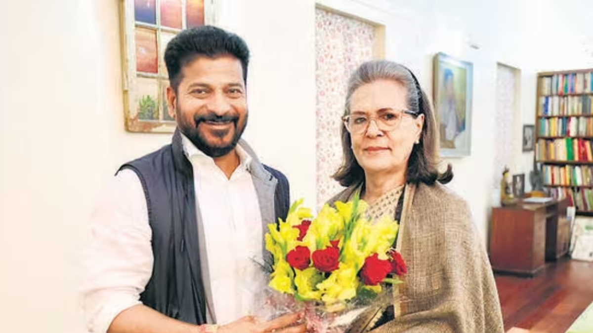 Revanth Reddy meets Sonia Gandhi, urges her to contest Lok Sabha election from Telangana's Khammam seat