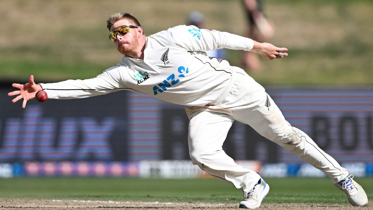 WATCH: Glenn Phillips flies to his left to take a screamer, sends back Keegan Petersen