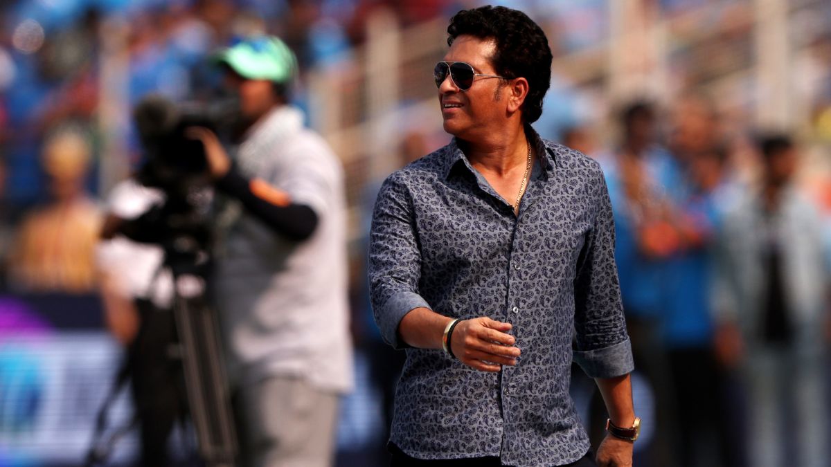 WATCH: Passengers chant 'Sachin, Sachin' after spotting Tendulkar in flight