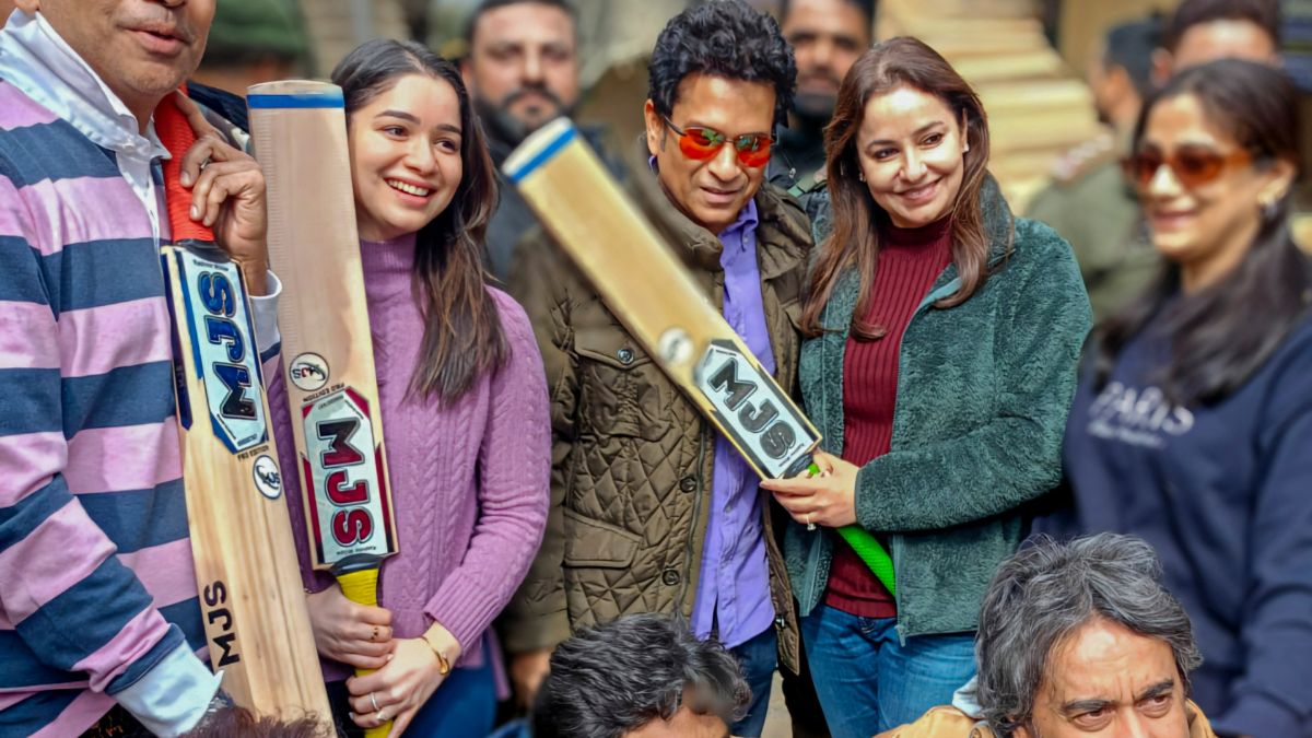 A Match in Heaven: Sachin Tendulkar plays cricket with locals in Gulmarg | WATCH