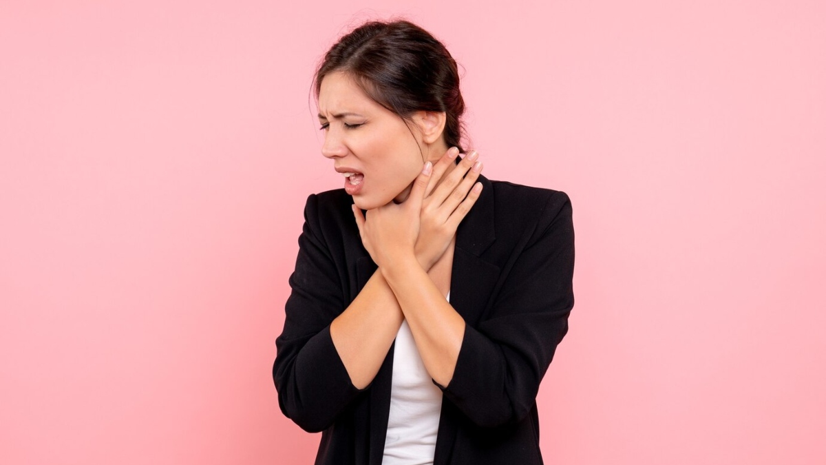 Try these 5 effective home remedies for throat pain during weather transition