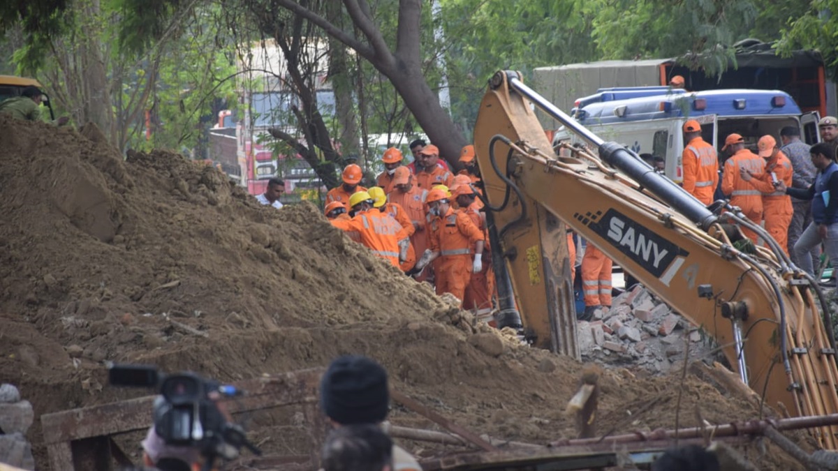 Man falls into 40-foot deep borewell inside Delhi Jal Board plant, dies