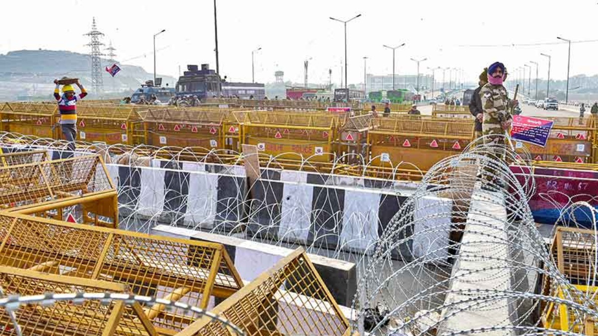 Farmers protest: Police starts removing barricades at Ghazipur border as agitators halt 'Delhi chalo' march