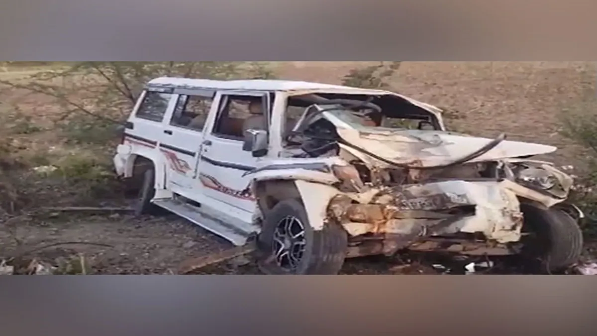 Madhya Pradesh Three dead two injured car collides with tree in Damoh ...