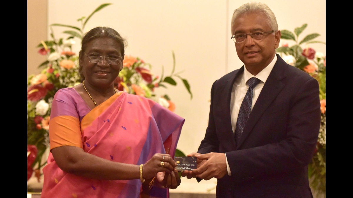 President Murmu holds tete-a-tete meeting with Mauritius PM Jugnauth, presents RuPay card