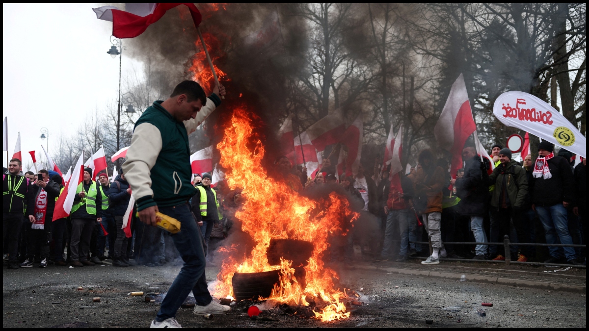 Polish farmers stage violent protests in Warsaw, threaten to bring country to standstill | VIDEO