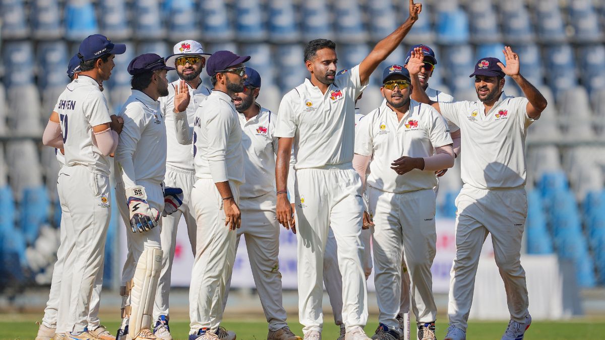 Mumbai players give guard of honour to outgoing veteran during Ranji Trophy final | WATCH