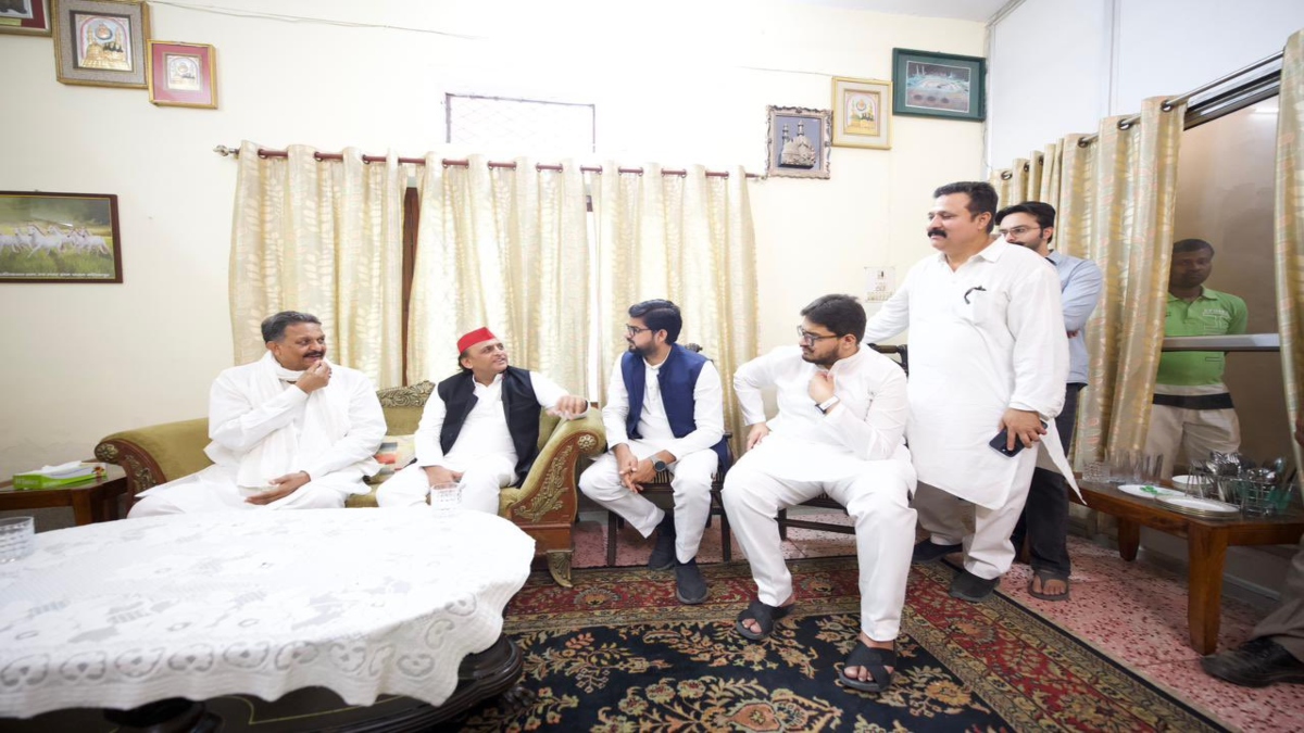 SP Chief Akhilesh Yadav meets with family members of Mukhtar Ansari