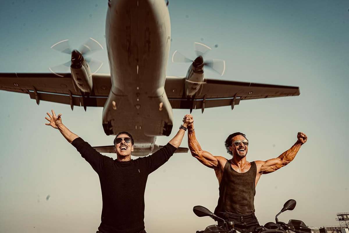 bade miyan chote miyan akshay kumar tiger shroff s film opens big on eid earns rs 15 50 cr