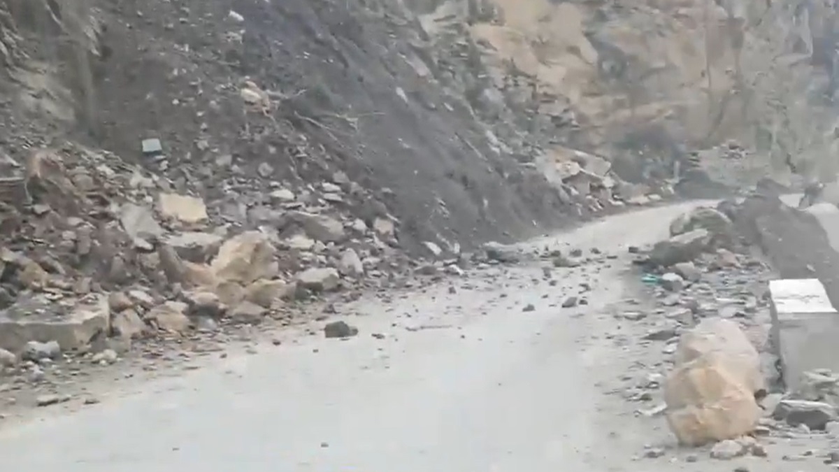 Jammu-Srinagar national highway blocked after landslide in Gangroo | Watch