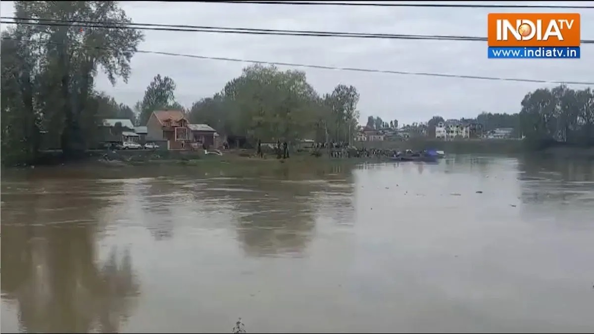 Three students missing after boat overturns in Jhelum river near ...