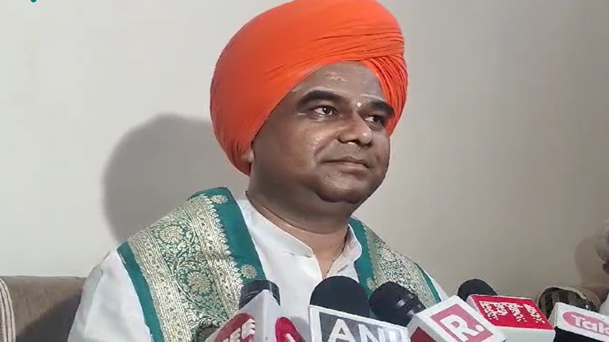 Karnataka: Lingayat seer Dingaleshwar Swami withdraws from contest against Pralhad Joshi in Dharwad