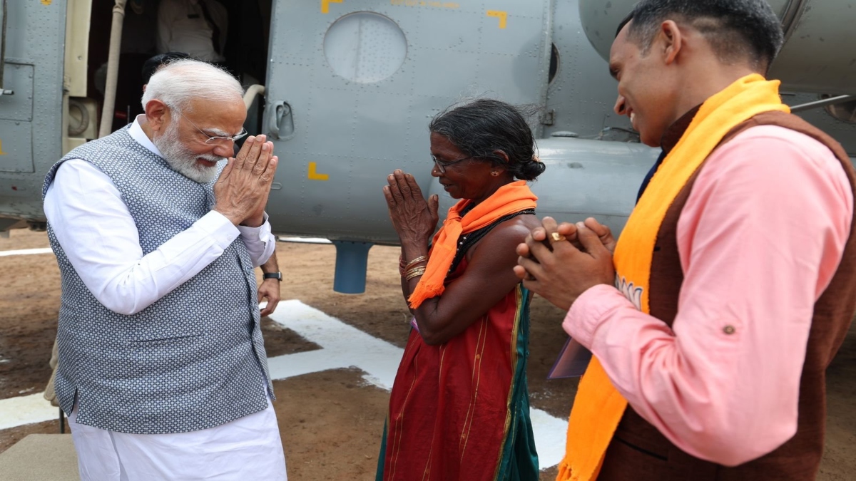 PM Modi meets fruit seller Mohini Gowda amid poll campaign in Karnataka ...