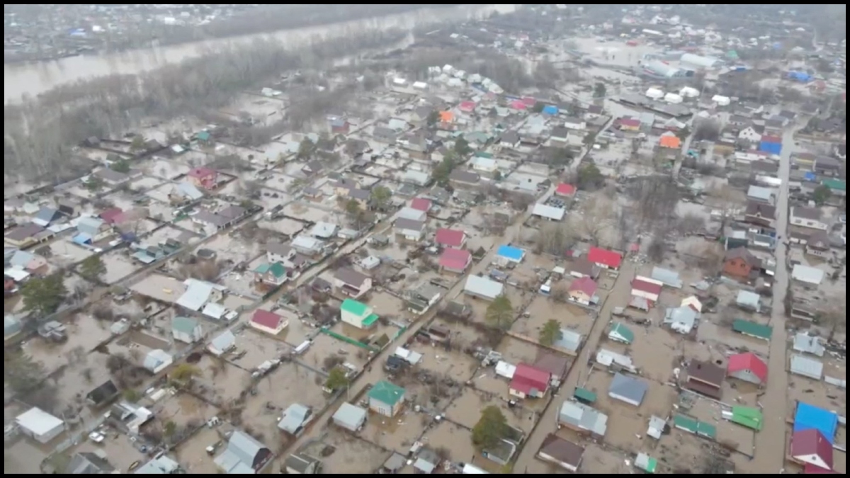 Russians stage rare protest as dam burst triggers severe floods in Orenburg, thousands at risk | VIDEO