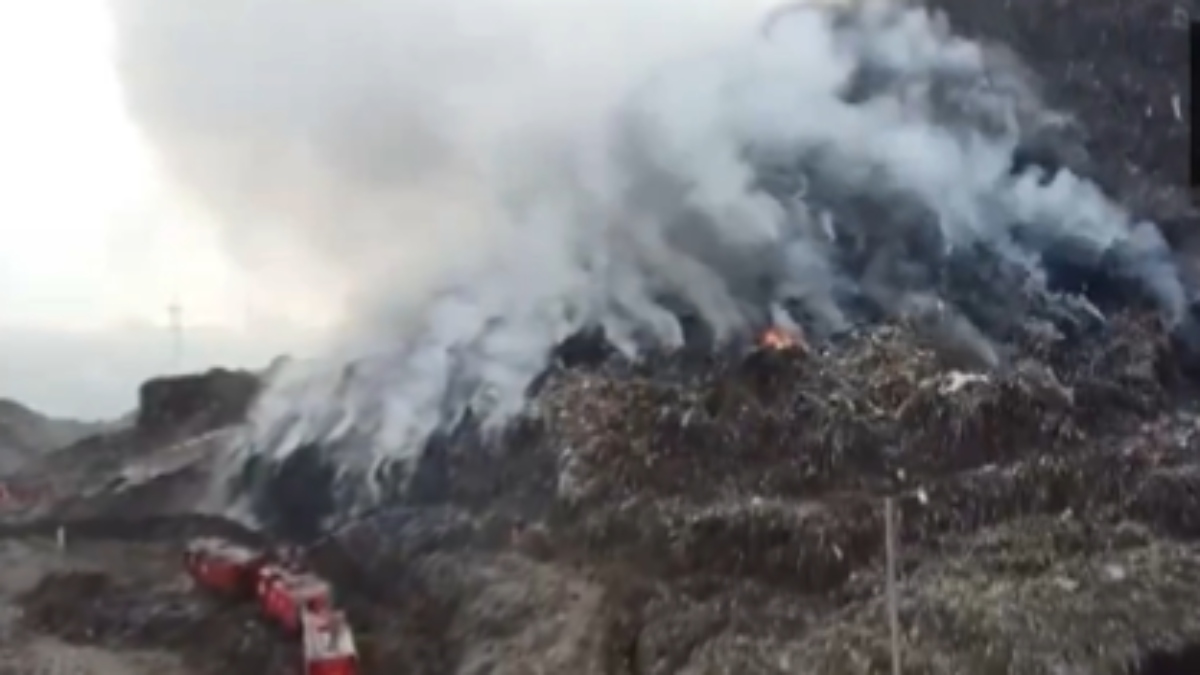 Fire continues at Ghazipur landfill site in Delhi, locals face breathing issues