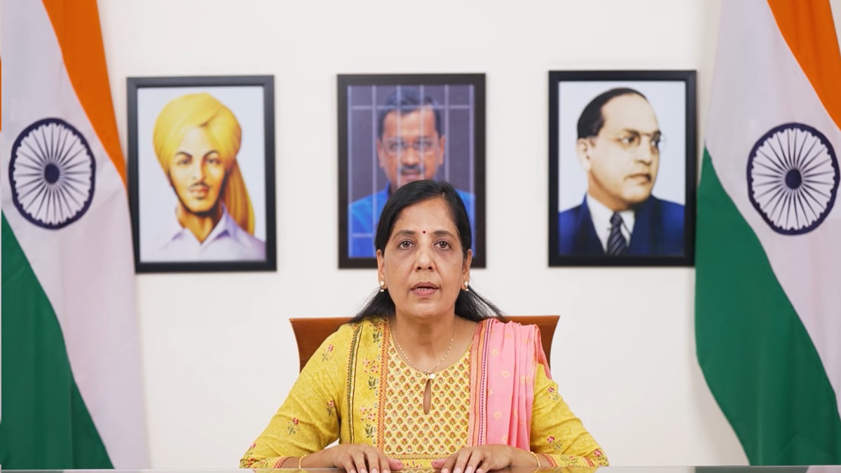 Sunita Kejriwal reads out jailed Arvind Kejriwal's another message with his picture in background | WATCH