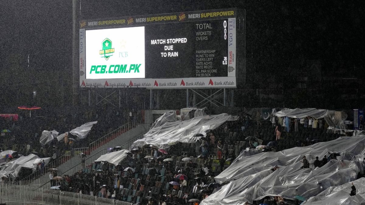 watch fans take refuge under plastic sheets as rain pelts down during pakistan vs new zealand t20i