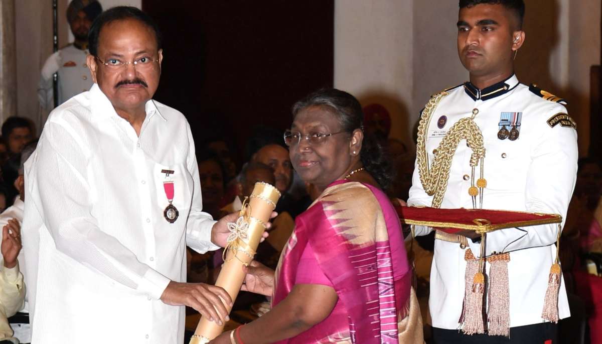 Venkaiah Naidu conferred Padma Vibhushan by President Murmu at Rashtrapati Bhavan | WATCH