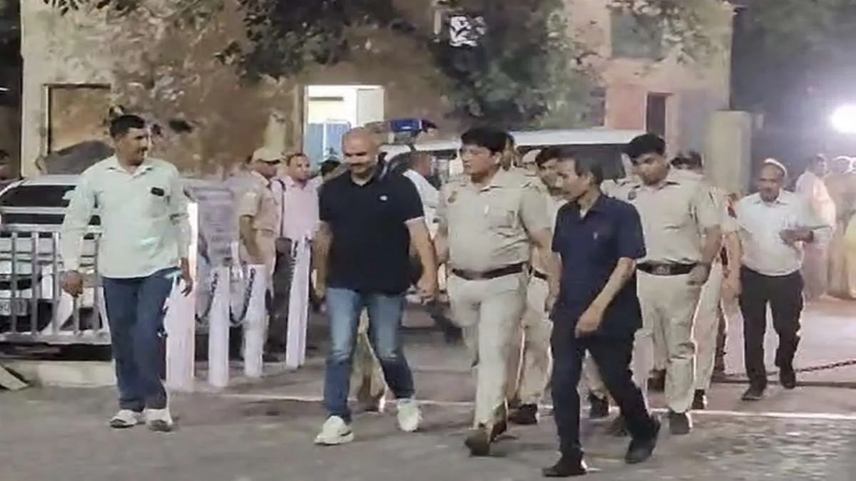 Bibhav Kumar with Delhi Police officials 