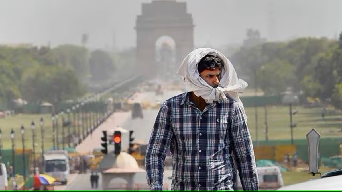 Delhi continues to sizzle under intense heatwave, minimum temperature nears 30 degrees Celsius