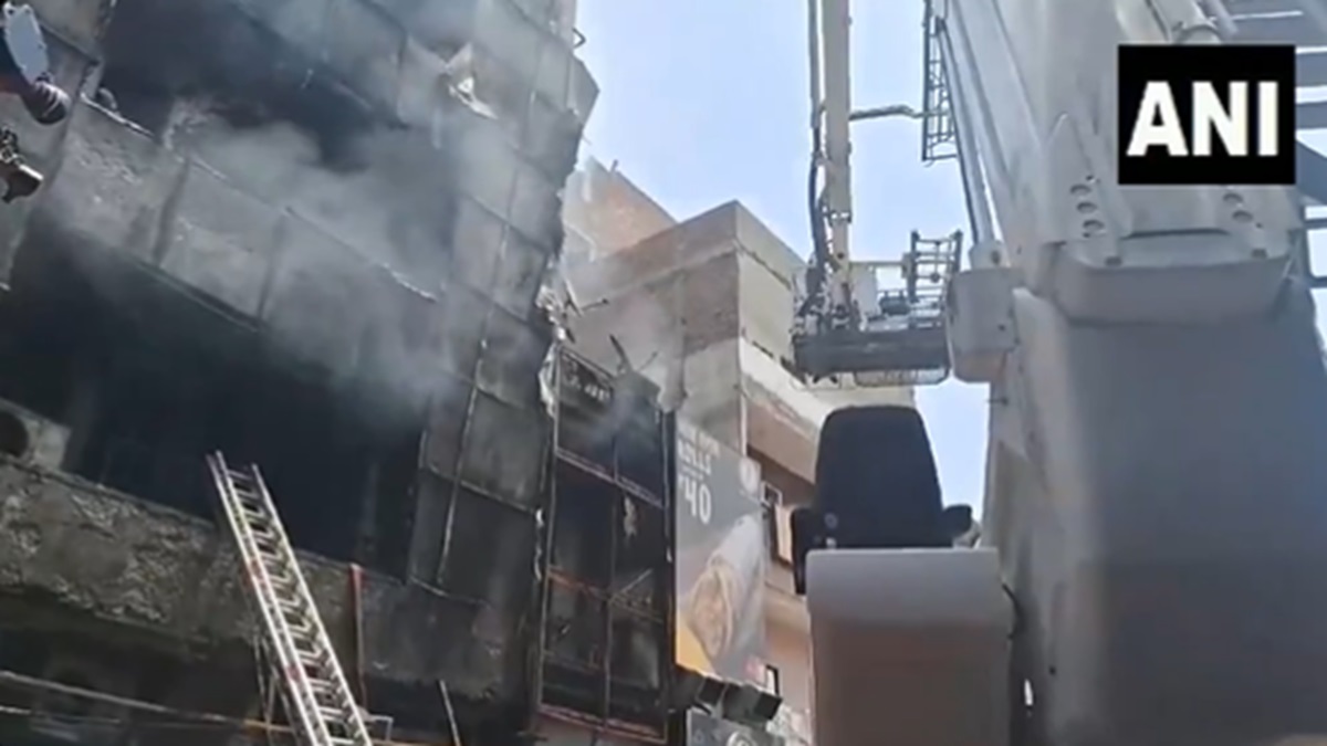 Delhi: Fire breaks out in garment showroom in Jyoti Nagar | VIDEO