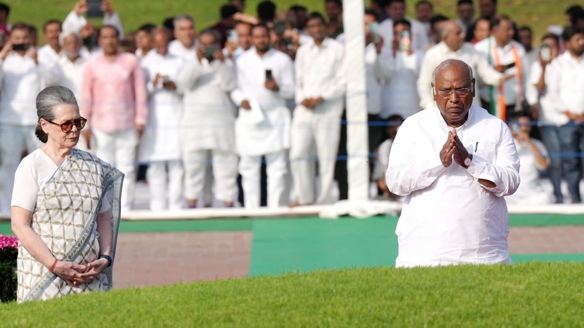 Sonia Gandhi, Mallikarjun Kharge pay floral tribute to Jawaharlal Nehru on his death anniversary