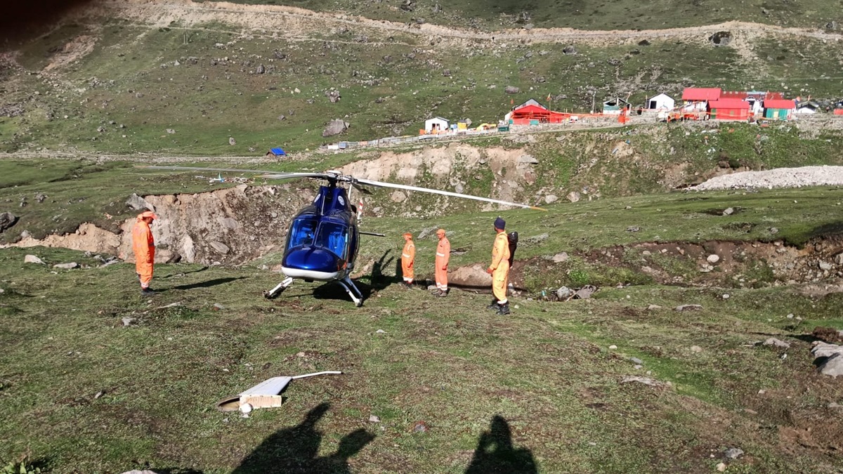 Uttarakhand: Helicopter makes emergency landing due to technical snag in Kedarnath | WATCH