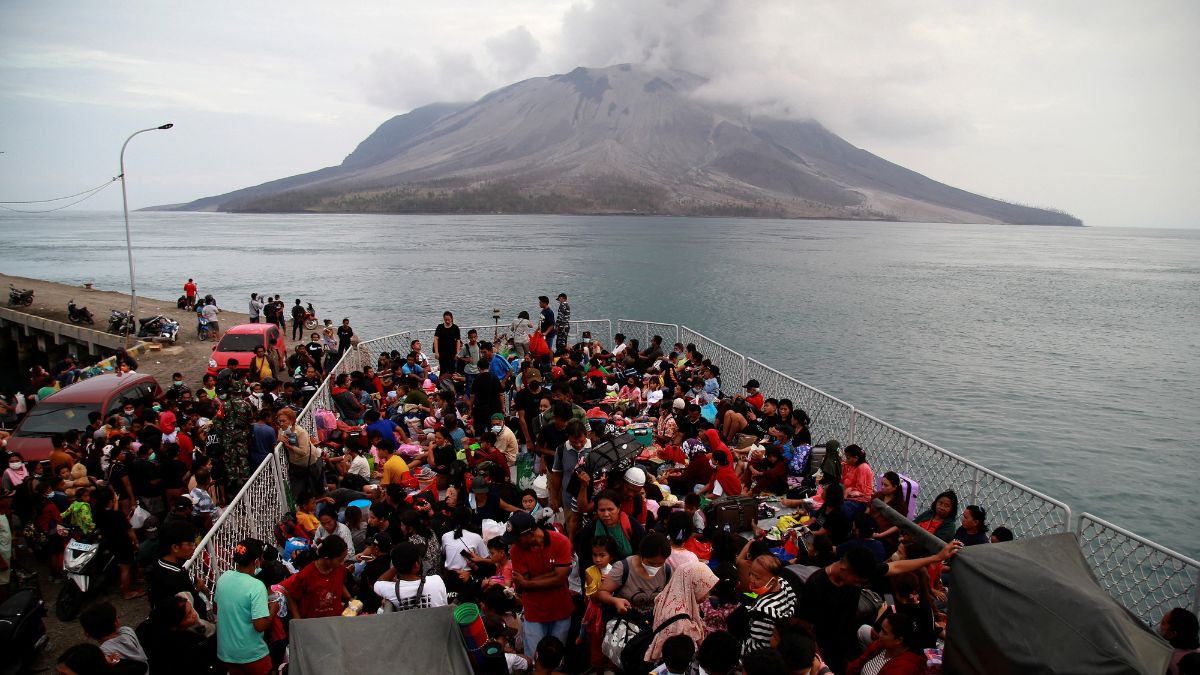 Indonesia's Ruang volcano spews more hot clouds after eruption forces ...