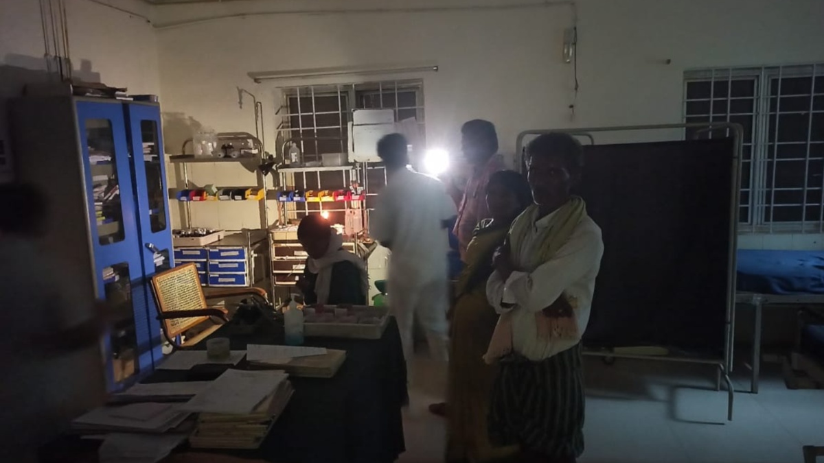 Karnataka doctor treats patient with mobile torch during power outage; BJP dubs it ‘Darkness Bhagya’ | VIDEO