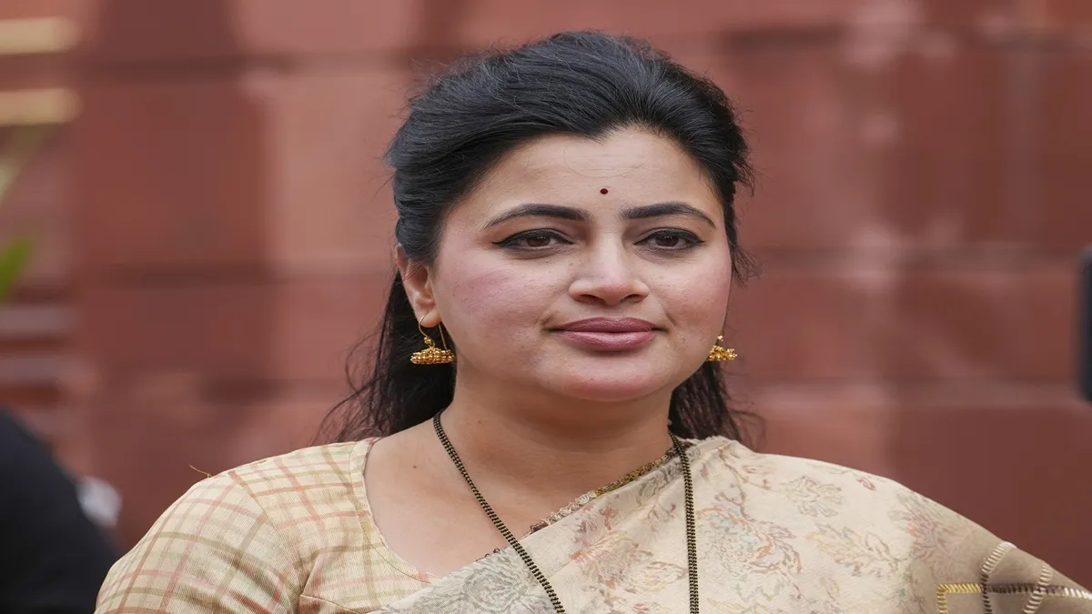 Navneet Rava BJP MP Navneet Rana booked over her 'voting for Congress means voting ...
