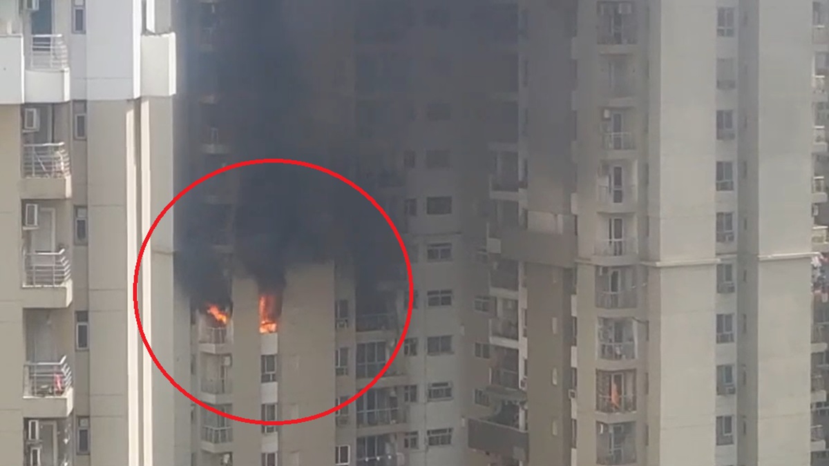 Massive fire erupts at Noida high-rise residential society due to Air-Conditioner explosion | WATCH