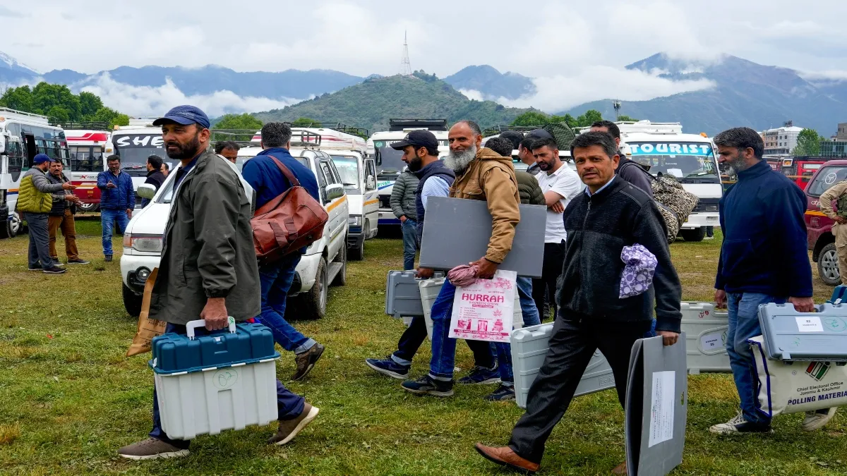 Polling officials in Srinagar