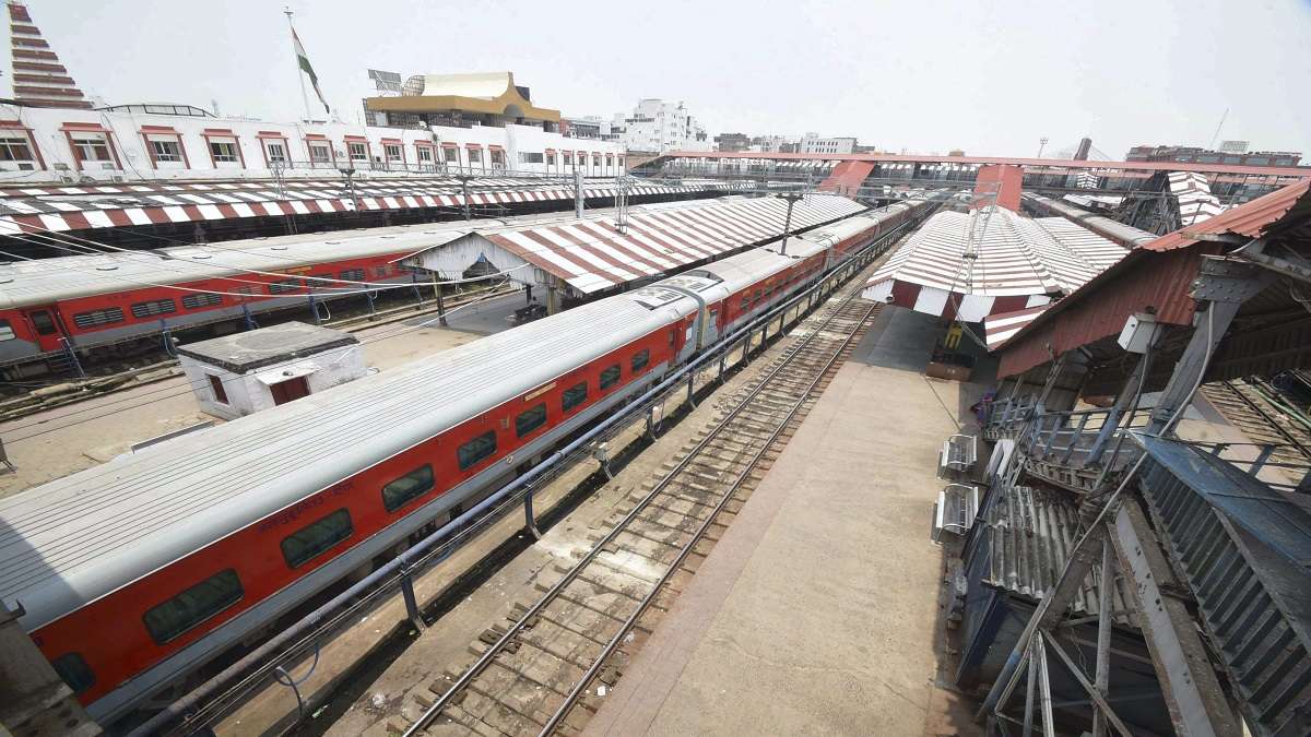 UP: Station Master dozes off on duty, makes Patna-Kota Express train wait for half an hour near Etawah