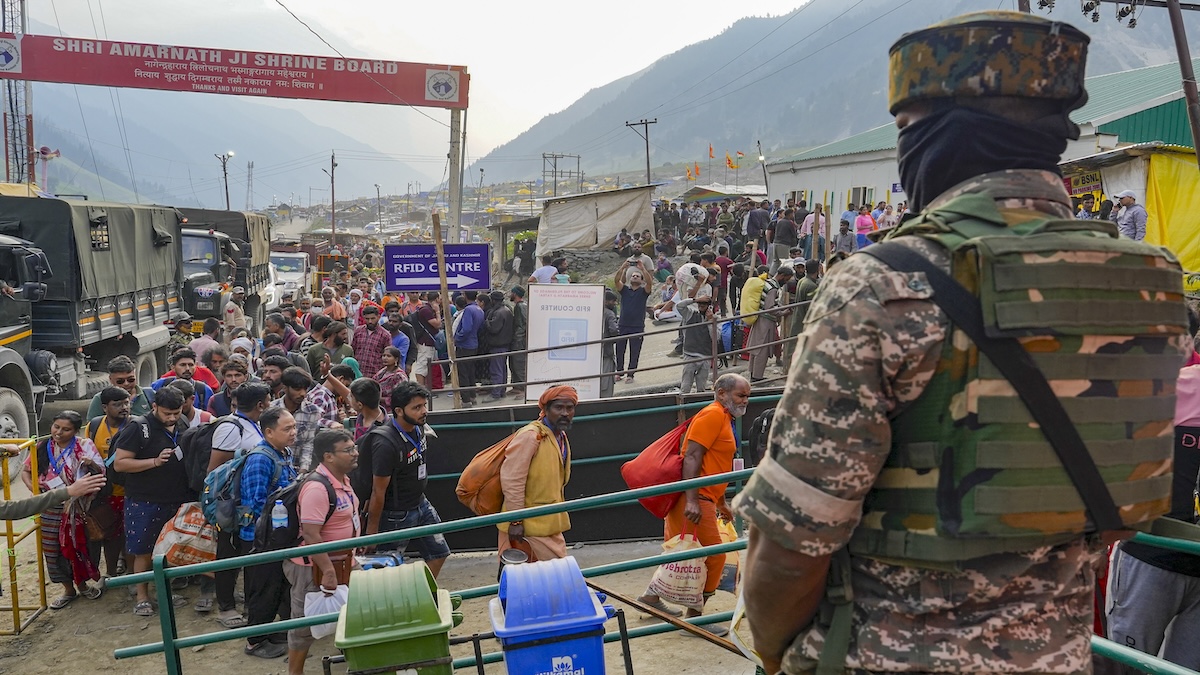 Amarnath Yatra 2024: Large number of pilgrims en route from Baltal to holy cave | WATCH