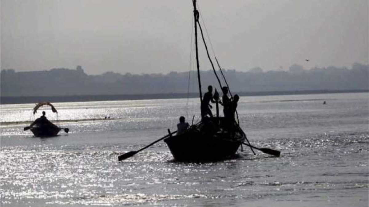 Patna: Boat carrying 17 people capsizes in Ganga, search underway for six missing