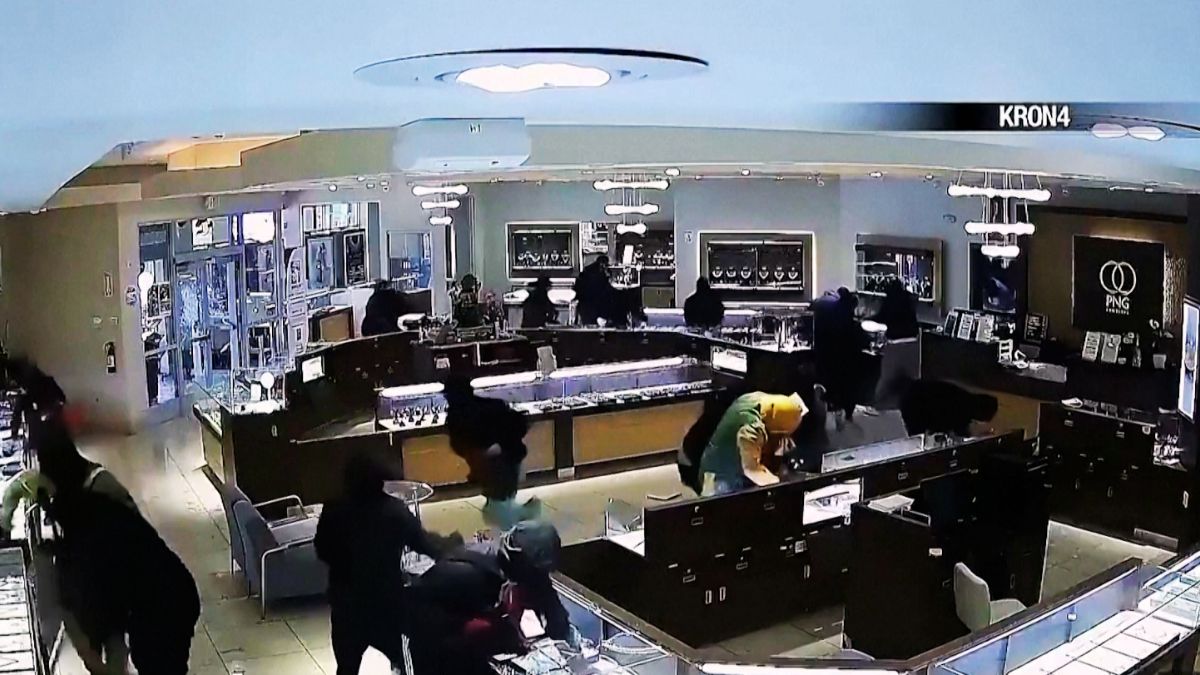 US: 20 robbers break into jewellery store of India-based firm, loot all ornaments within minutes I VIDEO