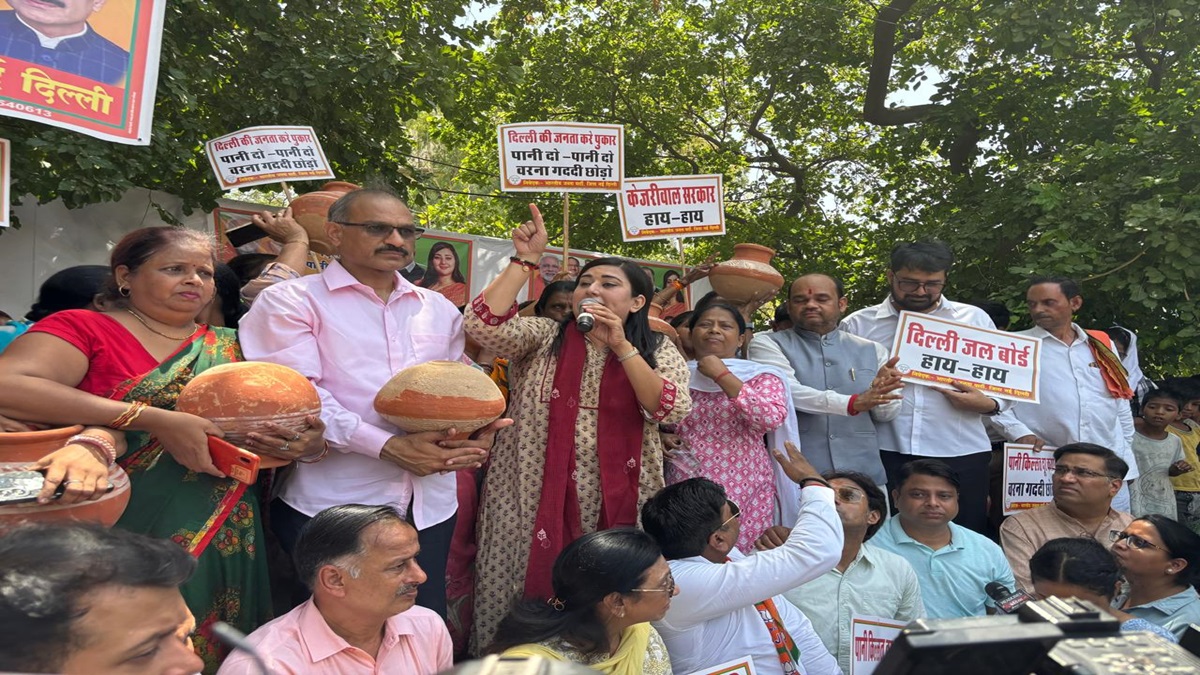 Delhi water crisis: BJP holds 'Matka Phod' protest against AAP government | VIDEO