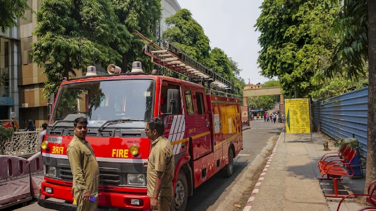 Delhi: Four of same family dead after fire breaks out at building in ...