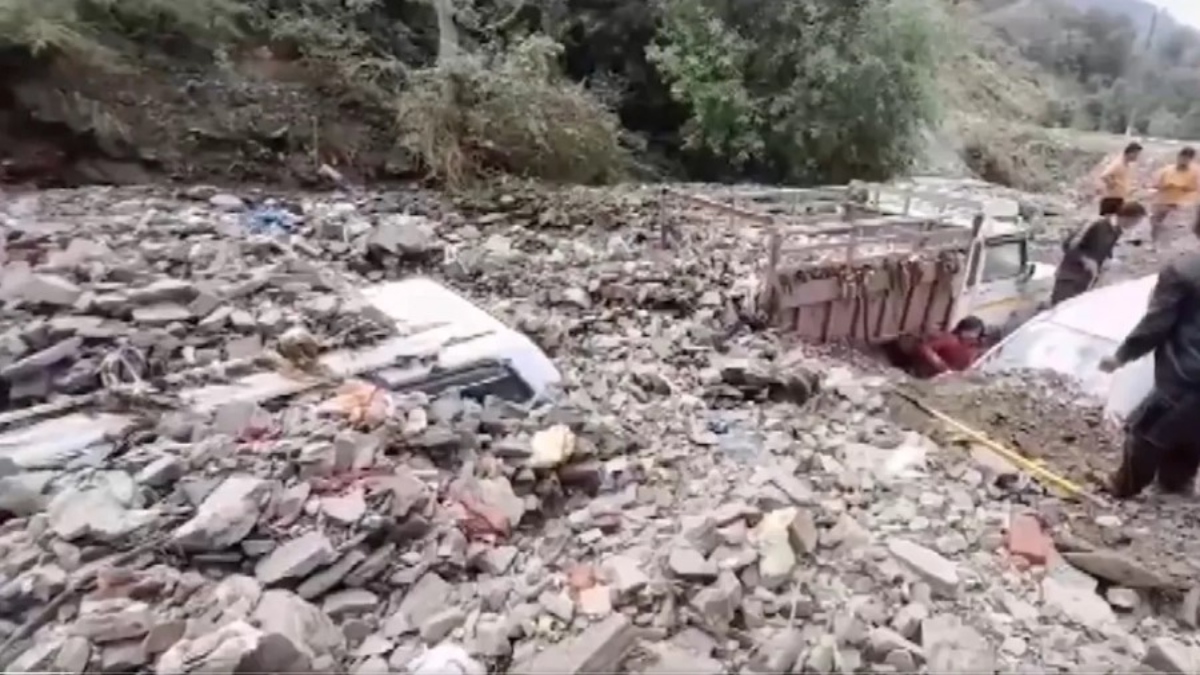 Rain in Himachal Pradesh triggers landslide, several vehicles buried in debris | VIDEO