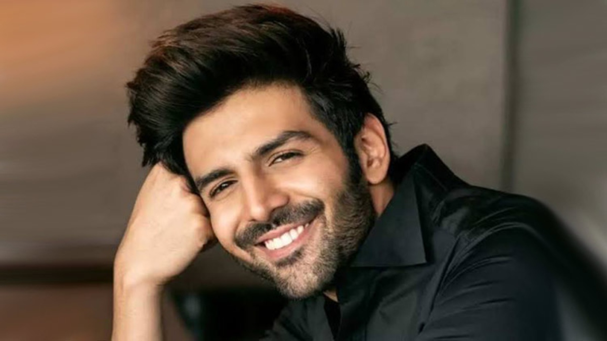 Kartik Aaryan turns heads with his trendy and stylish look at airport | WATCH