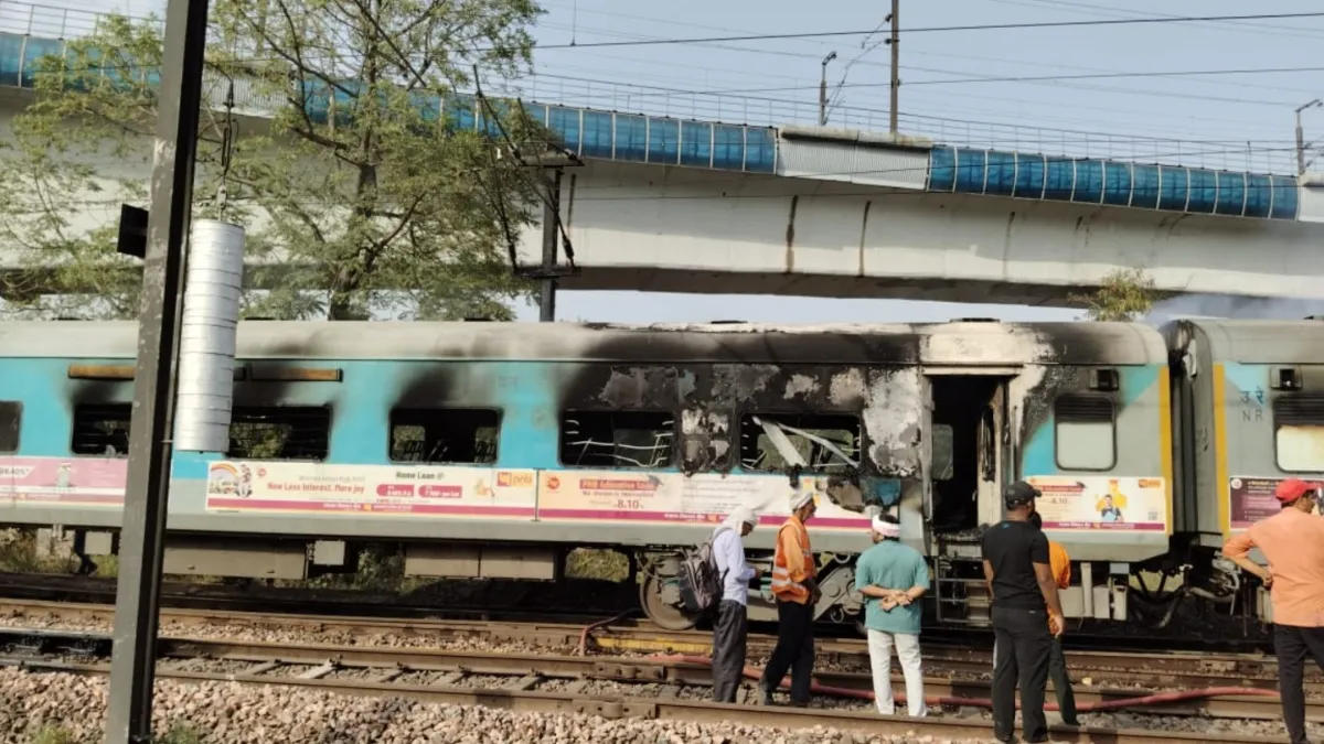 Delhi: A massive fire breaks out in a Shan-e-Punjab Express coach near Sarita Vihar.