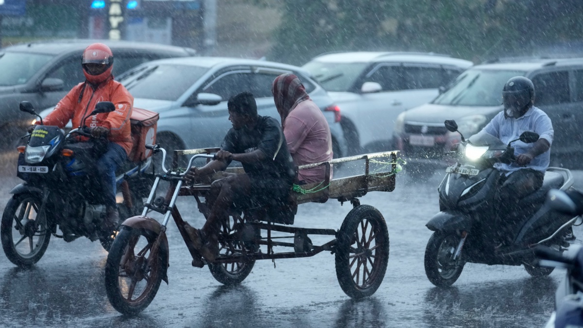 IMD issues ‘heavy rainfall’ warning for Maharashtra, Karnataka, and other states | DETAILS