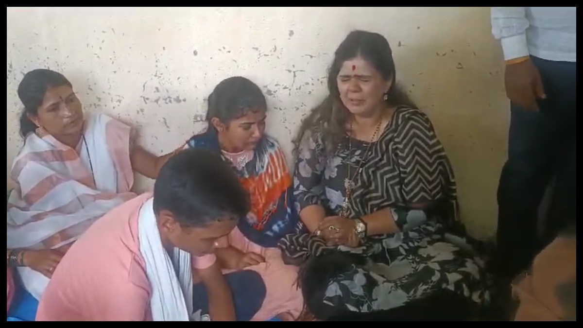 Pankaja Munde breaks down after meeting families of supporters who committed suicide after her defeat | Video