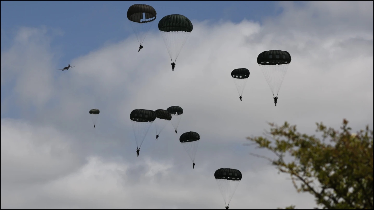 WATCH: Parachutists jump from WWII-era planes in Normandy to ...