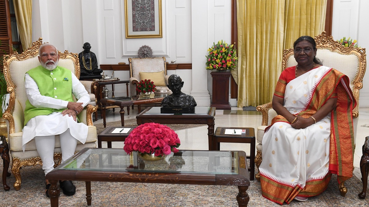 PM Modi Meets President Droupadi Murmu, Submits Resignation – India TV