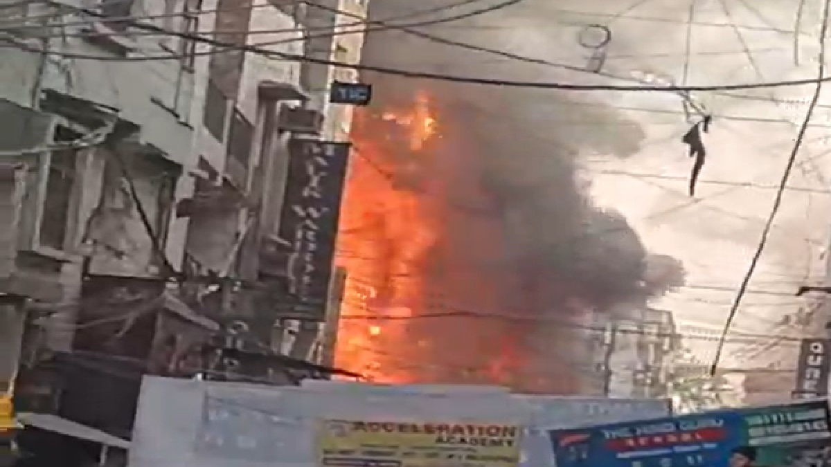 Massive fire engulfs three restaurants in Delhi's Shaheen Bagh area | VIDEO